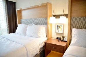 1 chambre, bureau, rideaux occultants, fer et planche à repasser