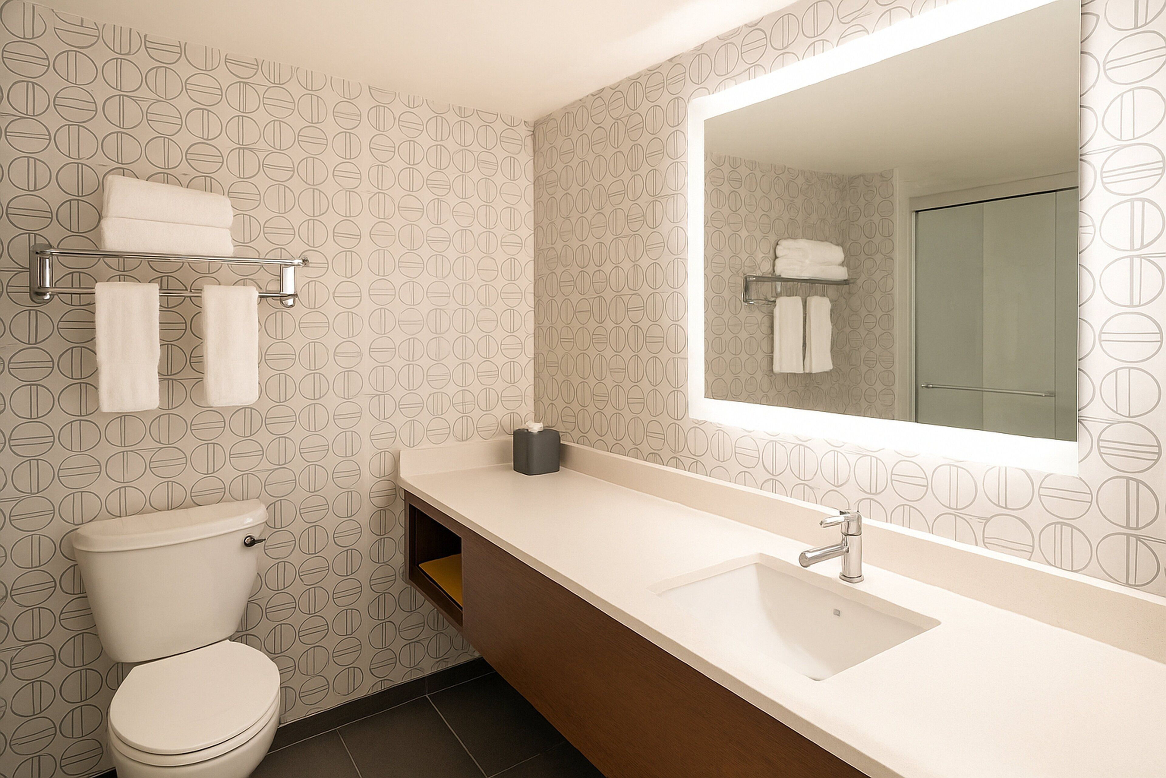 Ensemble baignoire-douche, articles de toilette (gratuits)