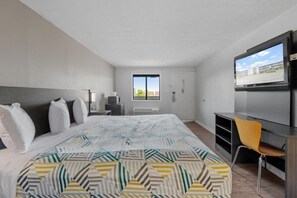 Executive Room, 1 King Bed | In-room safe, desk, iron/ironing board, WiFi