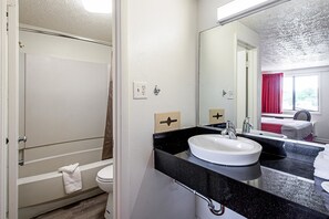 Combined shower/bathtub, free toiletries, towels