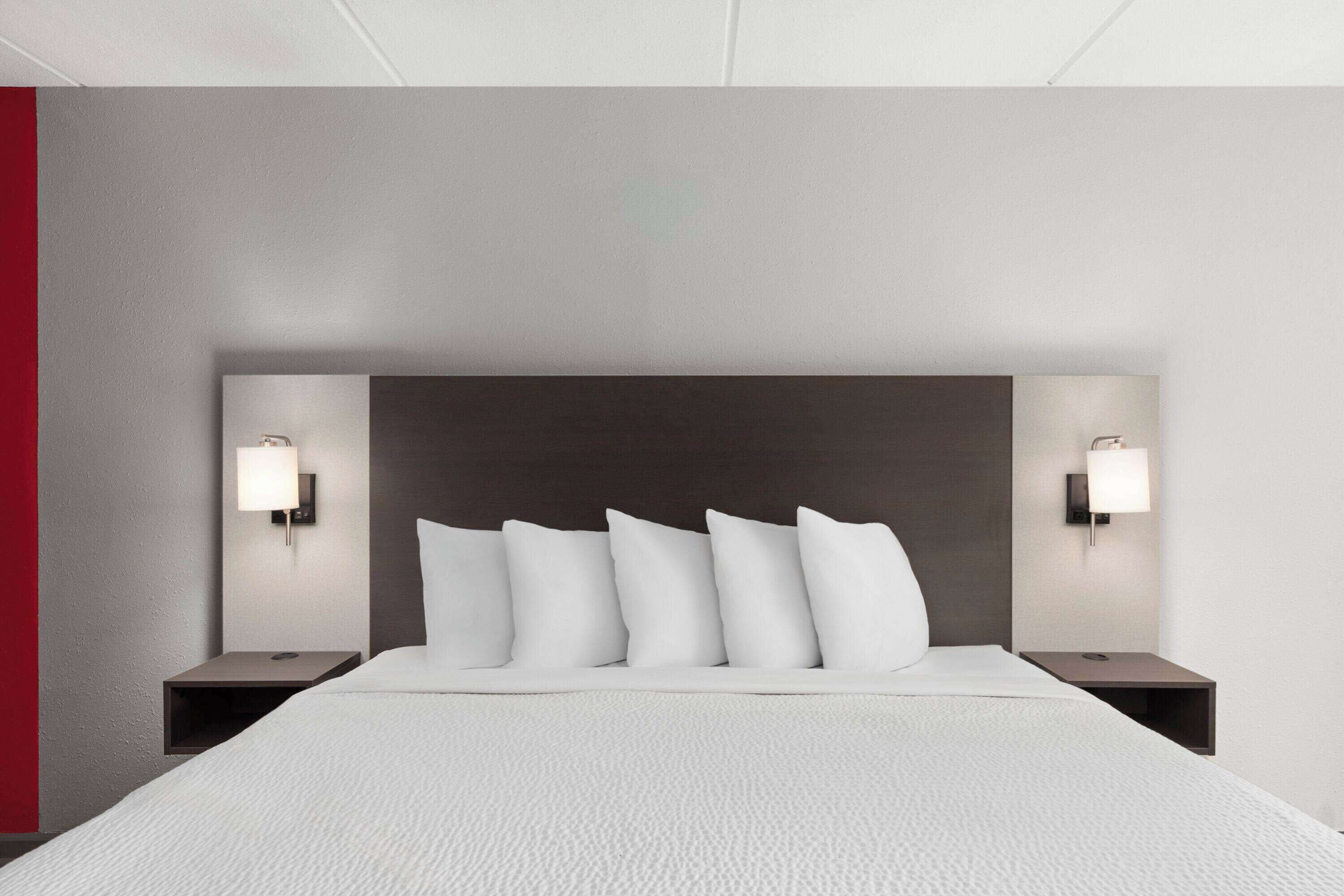 Cunas gratuitas, wifi gratis, ropa de cama y despertador