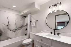 Suite, 1 letto king con divano letto, non fumatori | Bagno | Doccia, soffione a pioggia, asciugacapelli, asciugamani