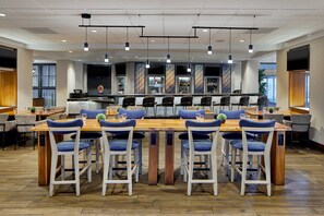 Café da manhã feito na hora todos os dias mediante uma taxa