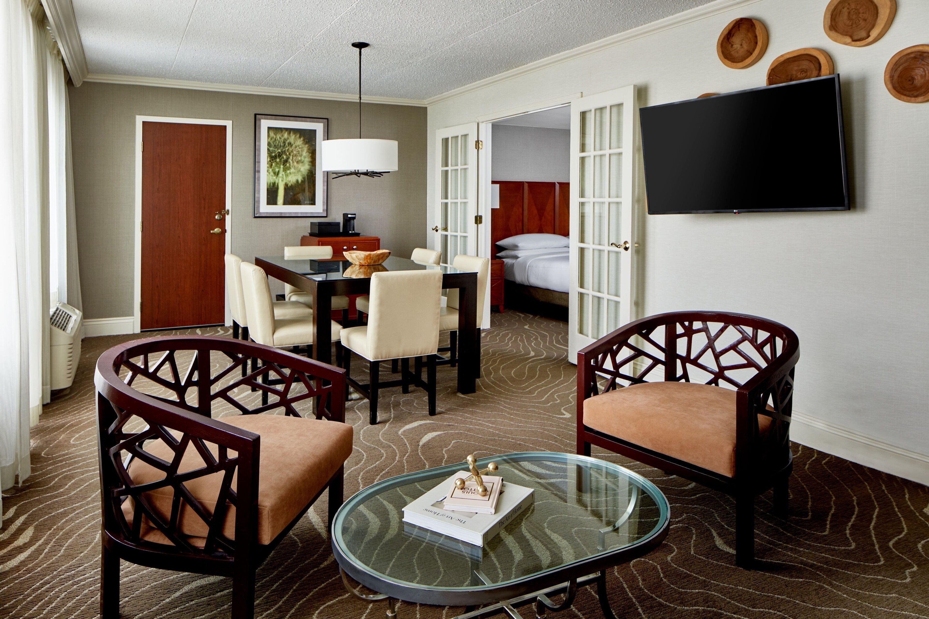 executive suite, 1 bedroom | living area | 37-inch flat-screen tv with satellite channels, tv, pay films