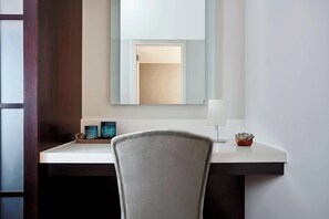 1 bedroom, premium bedding, down comforters, pillowtop beds - Charlotte Marriott SouthPark (Charlotte)
