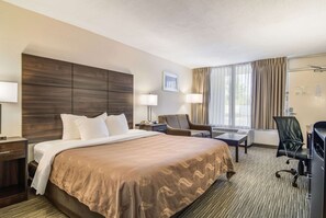 In-room safe, desk, laptop workspace, iron/ironing board - Quality Inn Suwanee I-85 (Suwanee)