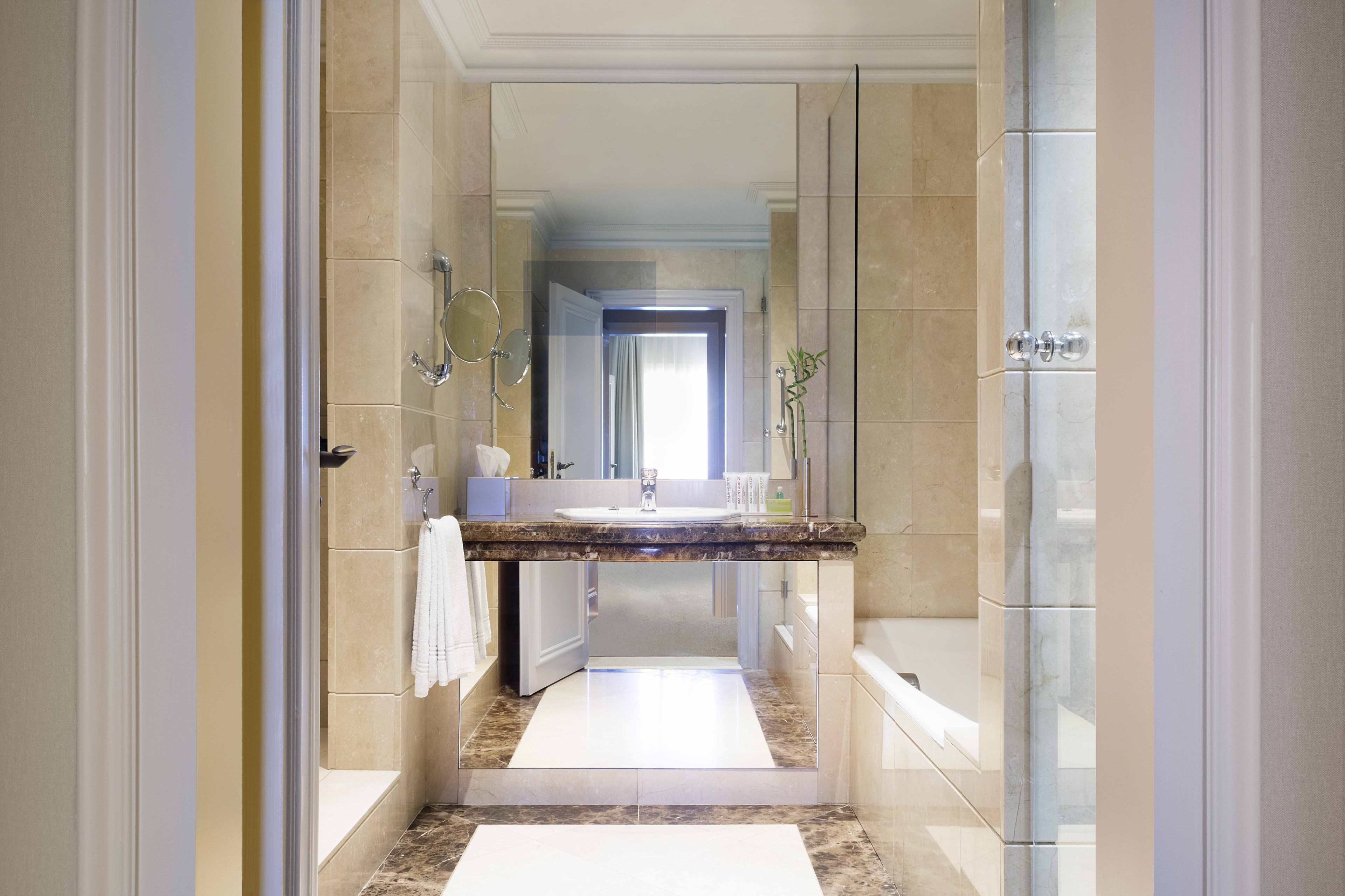 combined shower/bathtub, deep-soaking bathtub, rainfall showerhead