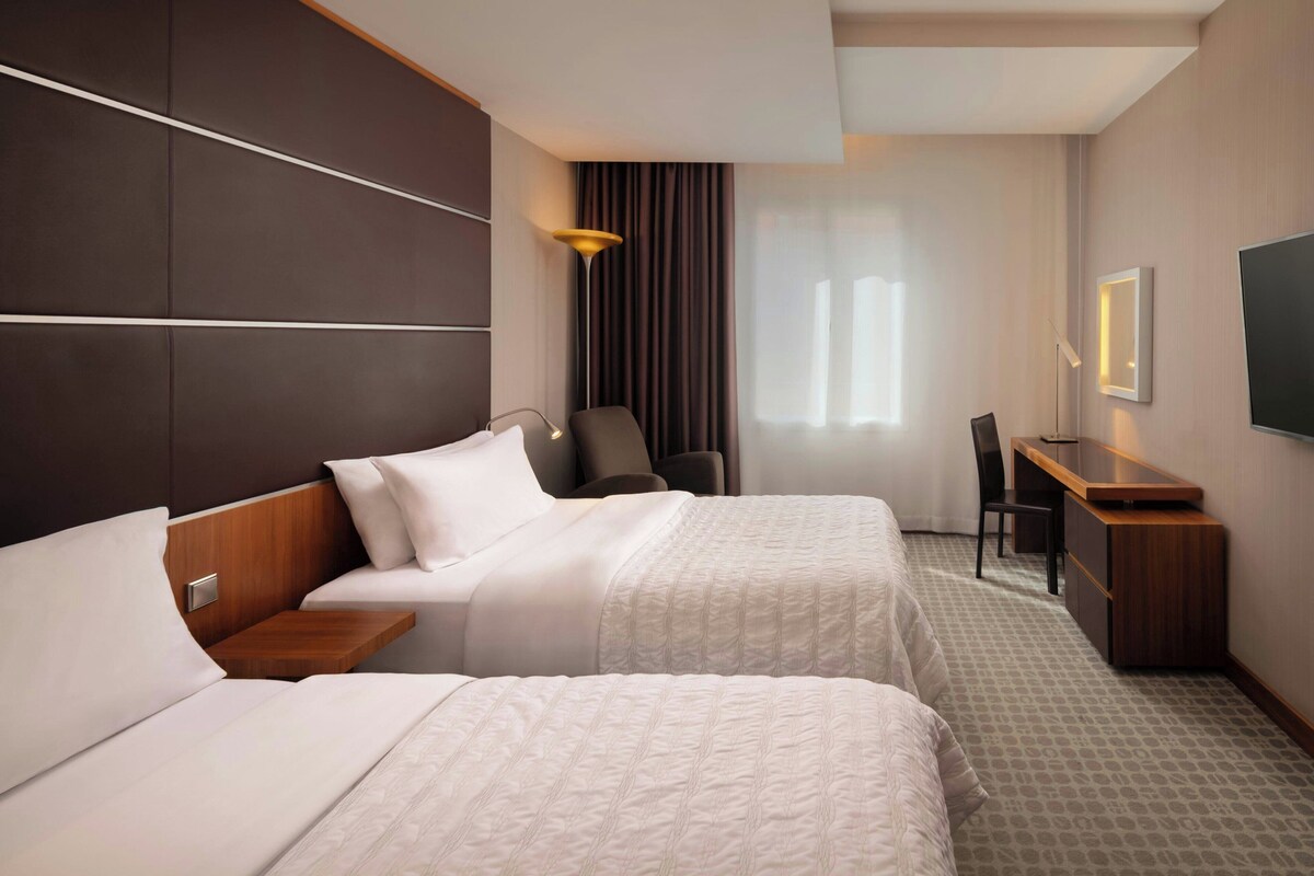 Deluxe Room, 2 Single Beds | Hypo-allergenic bedding, minibar, in-room safe, desk