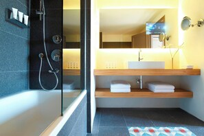 Ducha y bañera combinadas y bañera profunda