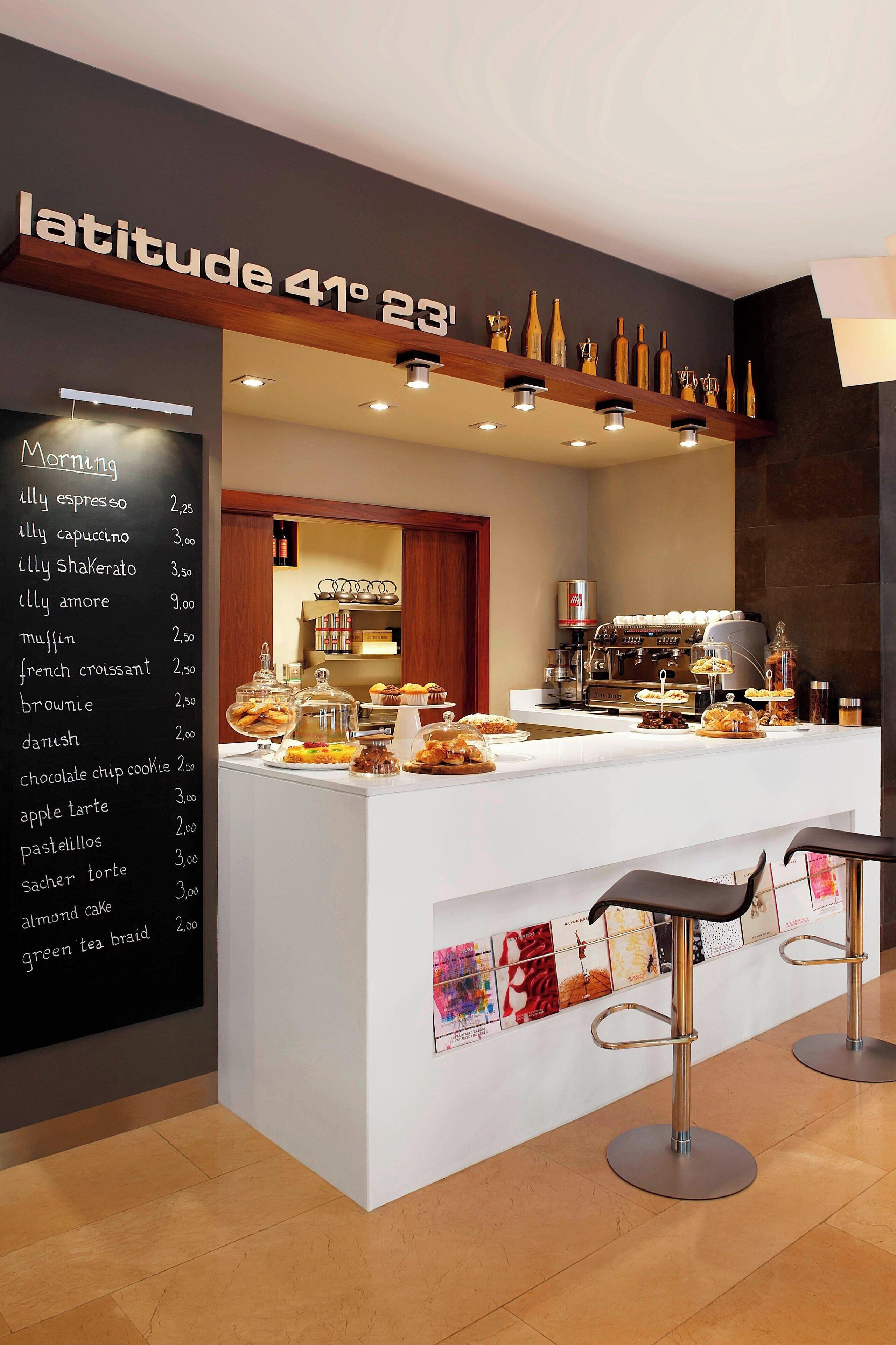 2 bars/lounges, cocktail bar