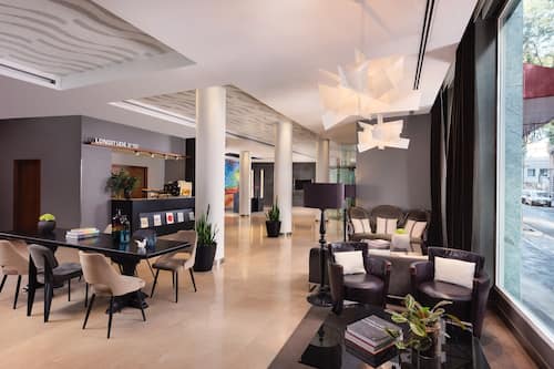 2 bars/lounges, cocktail bar