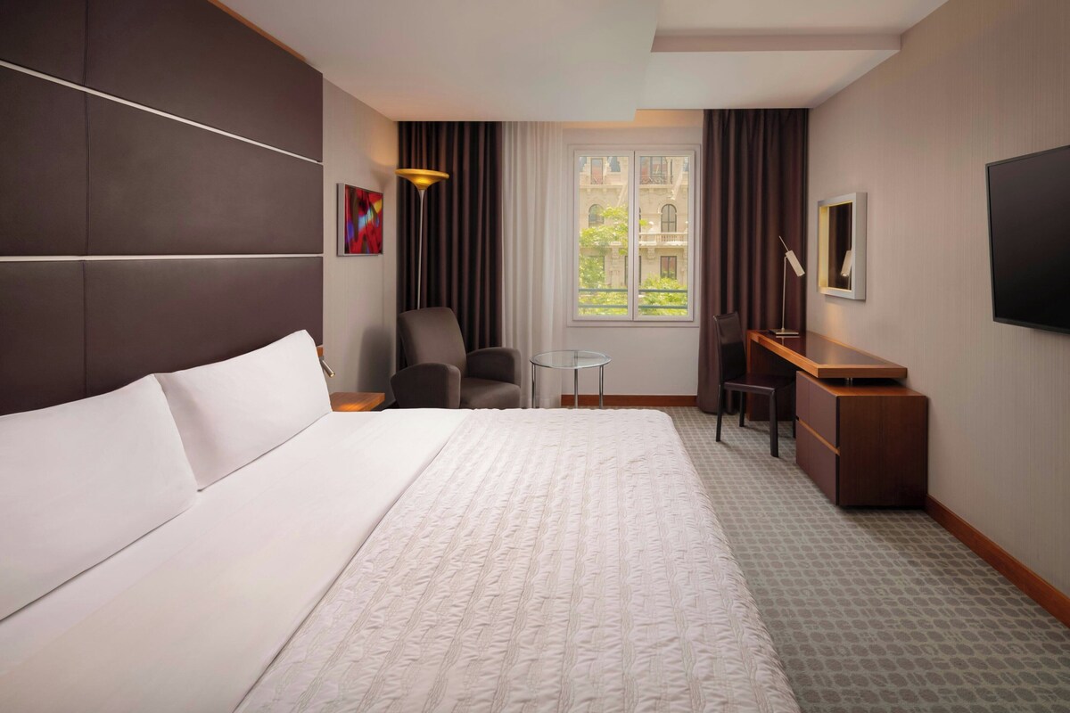 Deluxe Room, 1 King Bed | Hypo-allergenic bedding, minibar, in-room safe, desk