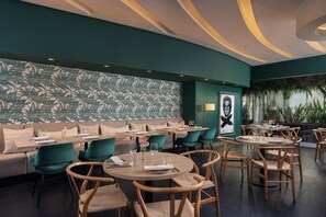 Petit déjeuner buffet (35 EUR par personne)