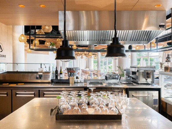 Breakfast, lunch, dinner served; French cuisine 