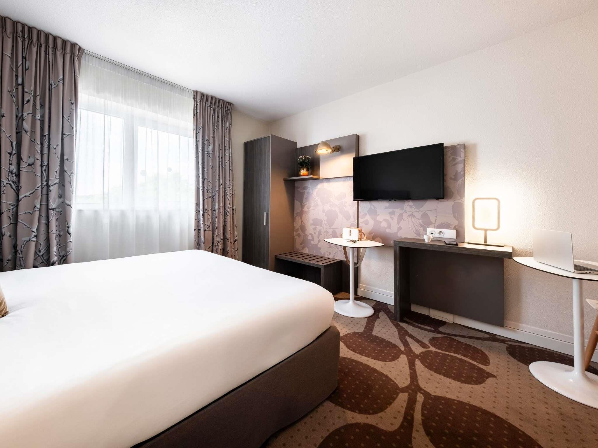 Standard Room, 1 Double Bed, Accessible | Premium bedding, minibar, in-room safe, desk