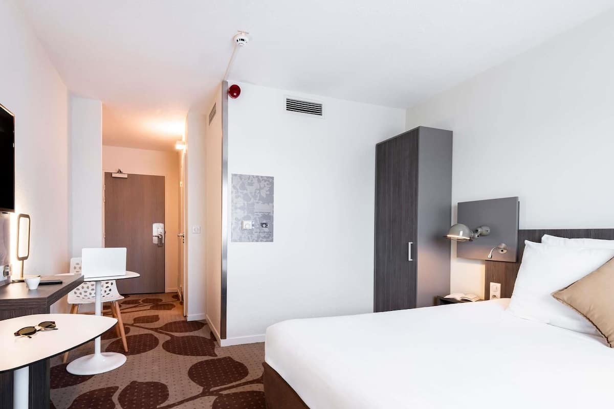 Standard Room, 1 Double Bed, Accessible | Premium bedding, minibar, in-room safe, desk