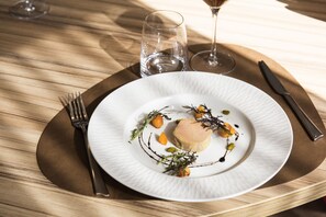 Breakfast, lunch, dinner served; French cuisine 