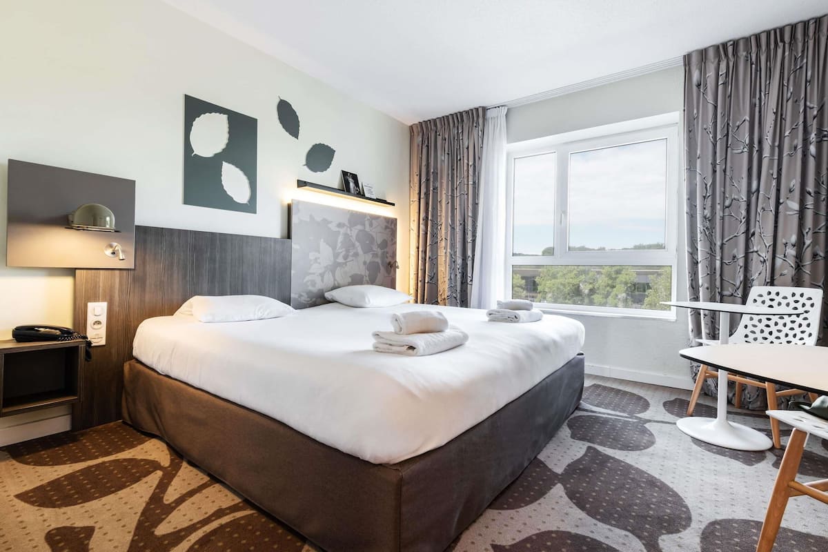 Premium bedding, minibar, in-room safe, desk