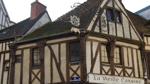 Un edificio tradicional de entramado de madera con un letrero que dice 'La Vieille Cassine'.