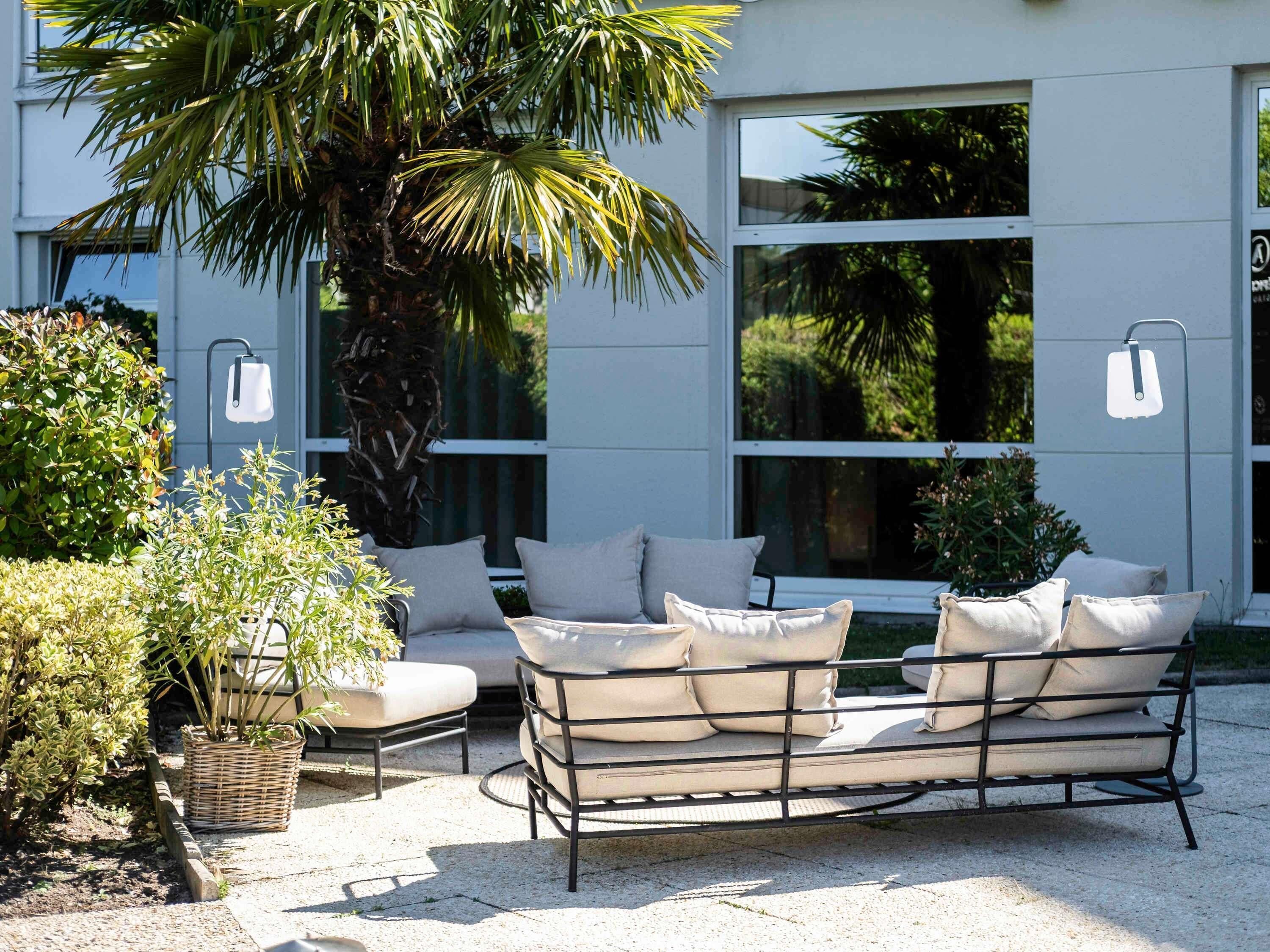 Breakfast, lunch, dinner served; French cuisine 