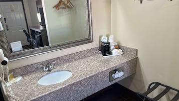 Combined shower/tub, free toiletries, hair dryer, towels