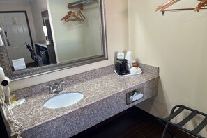 Kombinasi shower/bathtub dan perlengkapan mandi gratis