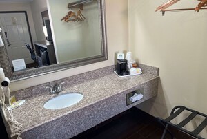 Bañera con ducha, artículos de tocador gratuitos, secador de pelo