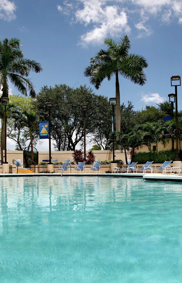 Piscine extérieure, parasols de plage, chaises longues