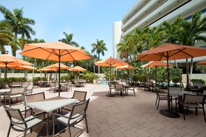 Piscine extérieure, parasols, chaises longues