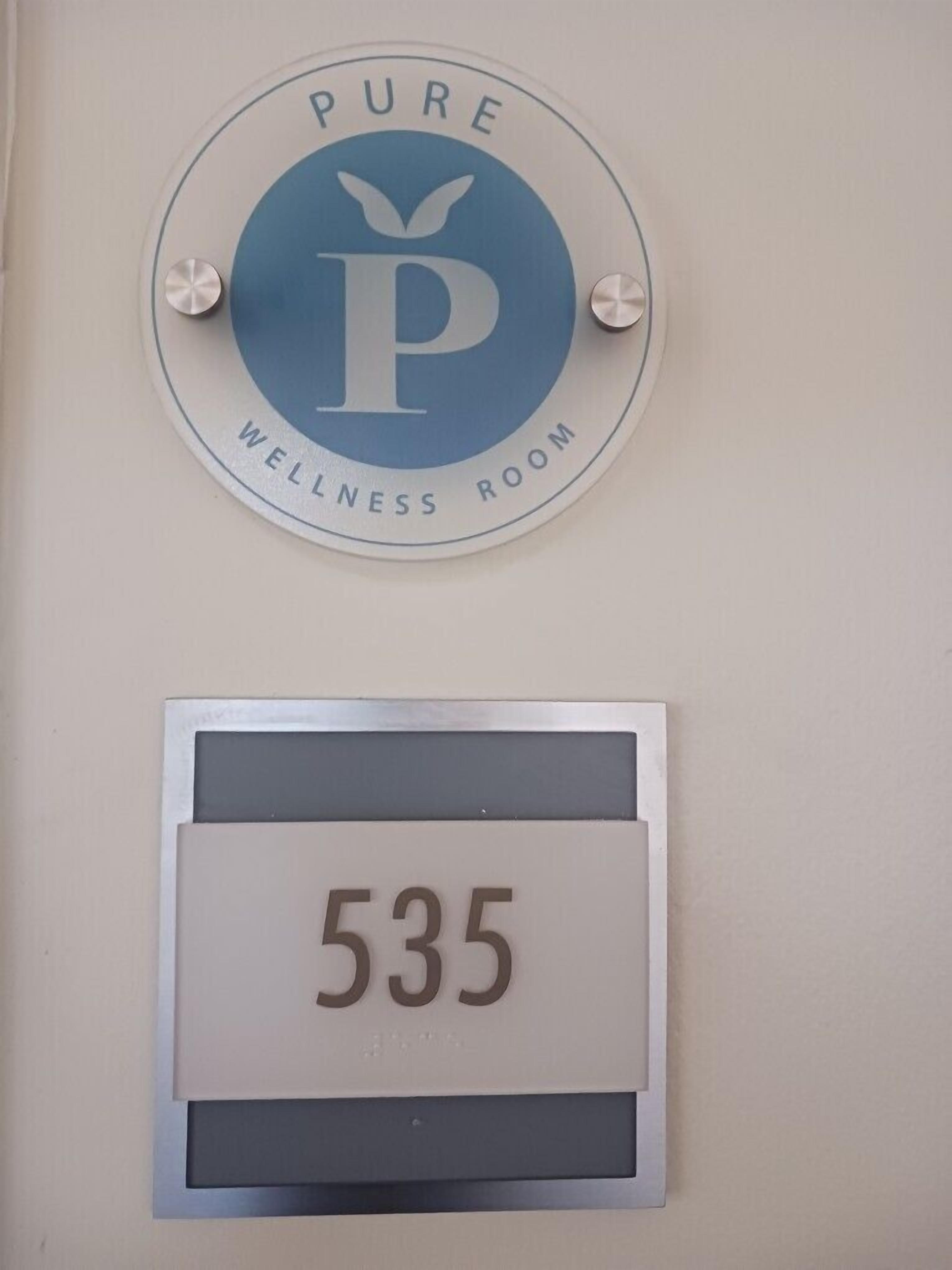 客房, 1 張特大雙人床和 1 張沙發床, 抗過敏 | 1 間臥室、低過敏寢具、客房內保險箱、書桌