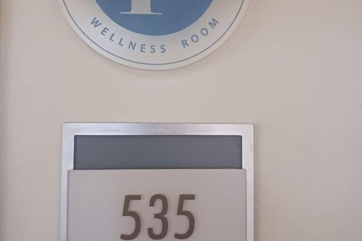 客房, 1 張特大雙人床及 1 張梳化床, 防過敏 | 1 間睡房、防敏寢具、房內夾萬、書桌