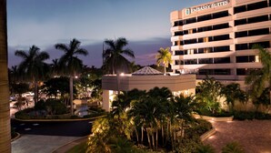 Un edificio de varios pisos con un letrero que dice "Embassy Suites".