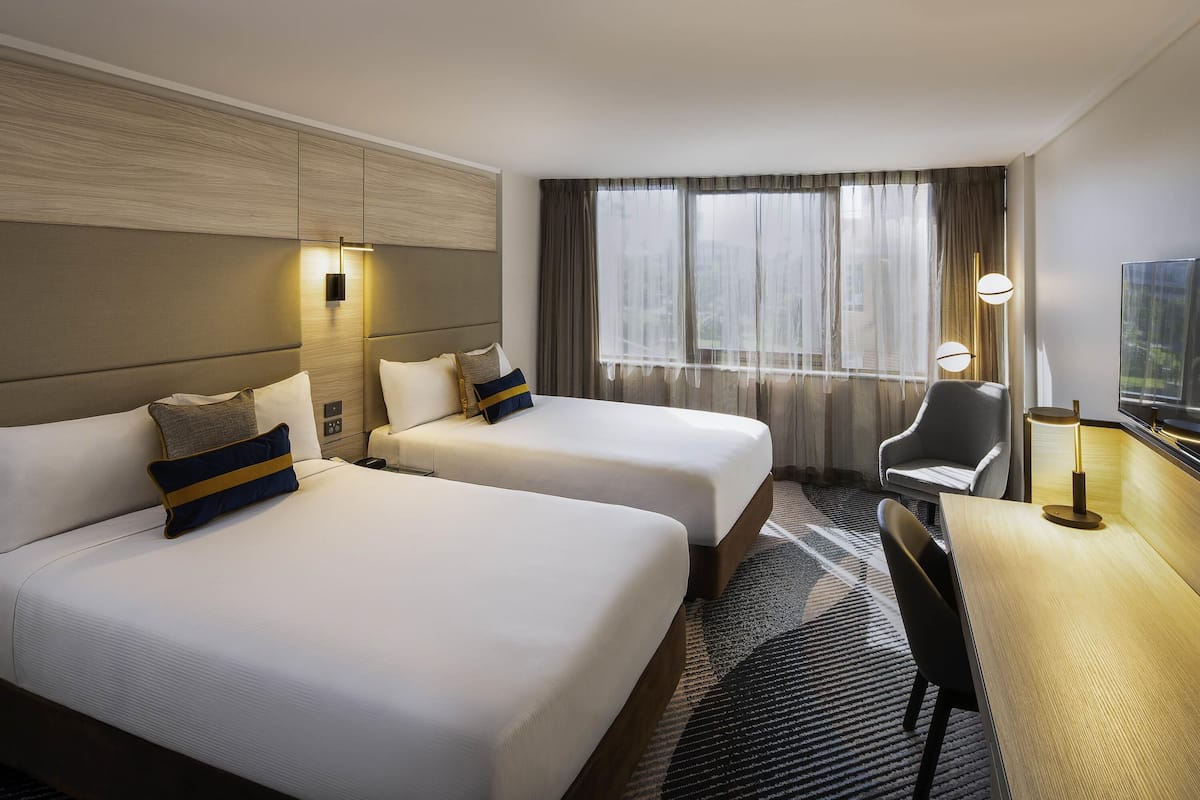 Quarto casal standard, 2 camas de casal | Cofres nos quartos, escrivaninha, ferros/tábuas de passar roupa