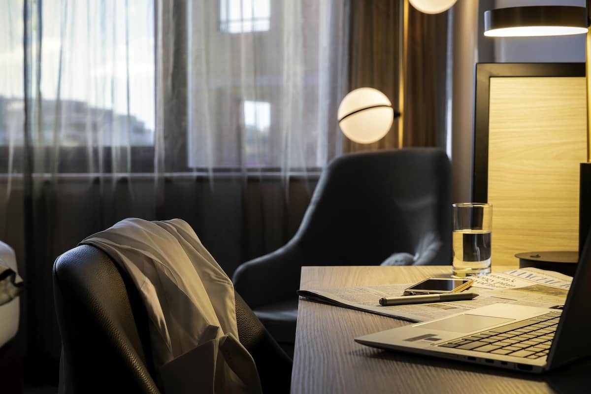 Cofres nos quartos, escrivaninha, ferros/tábuas de passar roupa