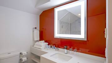 Ducha, artículos de tocador ecológicos, secador de pelo, toallas
