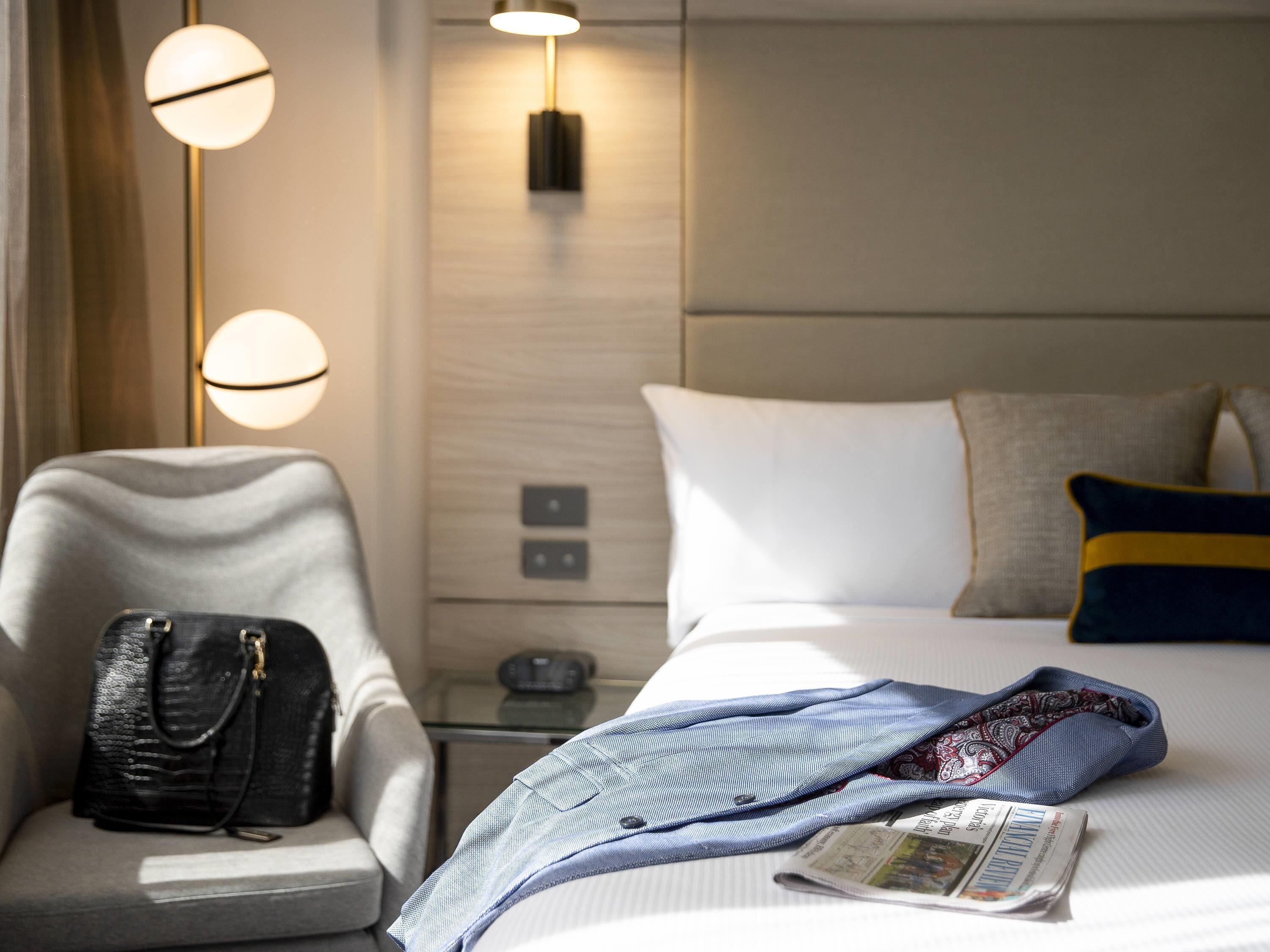 Superior kamer, 1 kingsize bed | Een kluis op de kamer, een bureau, een strijkplank/strijkijzer