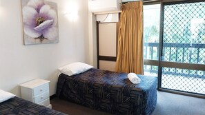 Suite familiale, 2 chambres, balcon | Espace de travail pour ordinateurs portables, rideaux d’obscurcissement