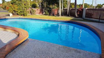 Piscina a l'aire lliure i gandules