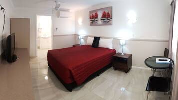 Kahden hengen deluxe-huone, 1 keskisuuri parisänky, kylpyhuone makuuhuoneen yhteydessä | Kannettavalle tietokoneelle sopiva työtila, pimennysverhot