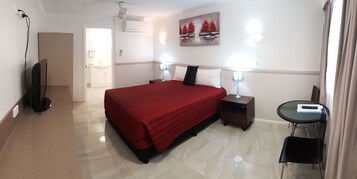 Espacio para trabajar con laptop y cortinas blackout 
