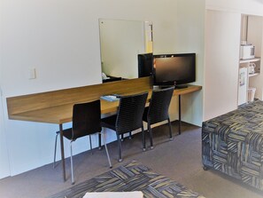 Habitación ejecutiva, vista al jardín | Espacio para trabajar con laptop y cortinas blackout