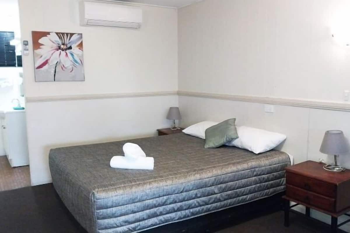 Espacio para trabajar con laptop y cortinas blackout