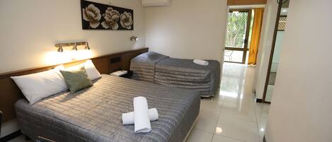 Business suite, 2 slaapkamers, kitchenette, uitzicht op tuin | Een laptopwerkplek, verduisterende gordijnen