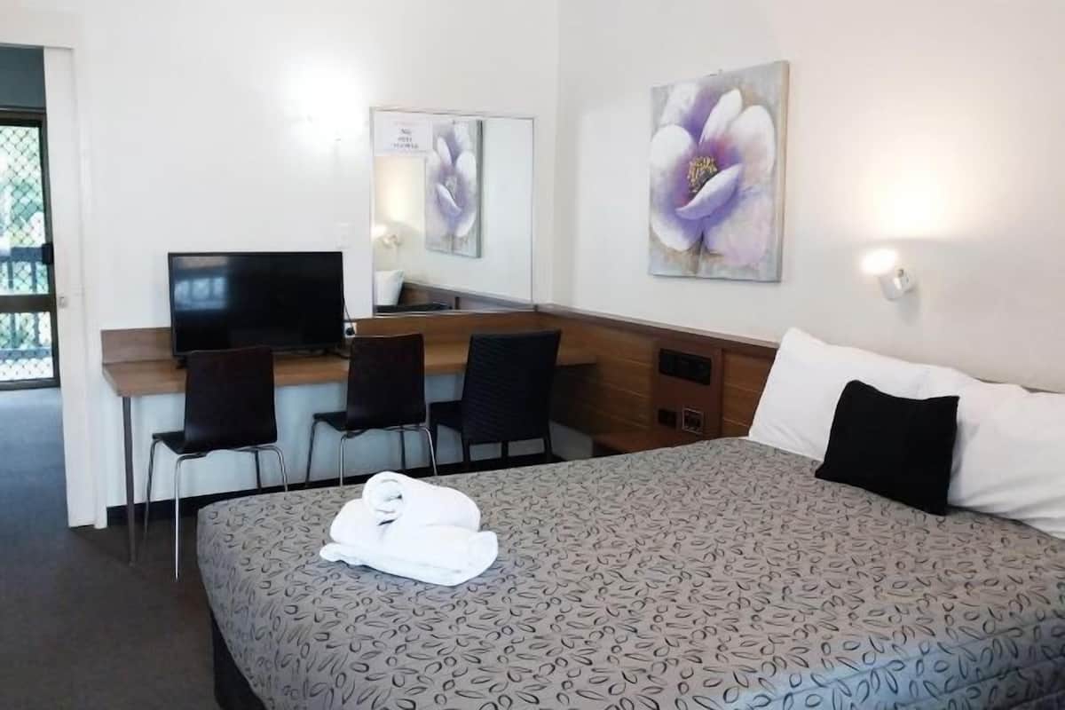 Espacio para trabajar con laptop y cortinas blackout