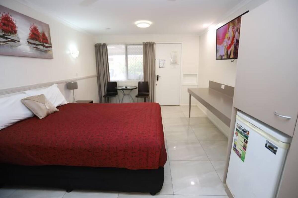 Espacio para trabajar con laptop y cortinas blackout