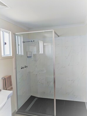 Deluxe Double Room, 1 Queen Bed, Ensuite | Laptop workspace, blackout drapes, iron/ironing board, free WiFi