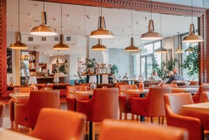 Serveert ontbijt, lunch en diner