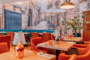 Serveert ontbijt, lunch en diner