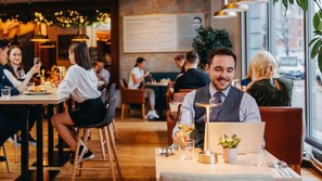 朝食、ランチ、ディナーに営業