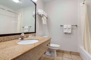 Hypo-allergenic bedding, in-room safe, individually decorated - Quality Inn & Suites NRG Park - Medical Center (Houston)